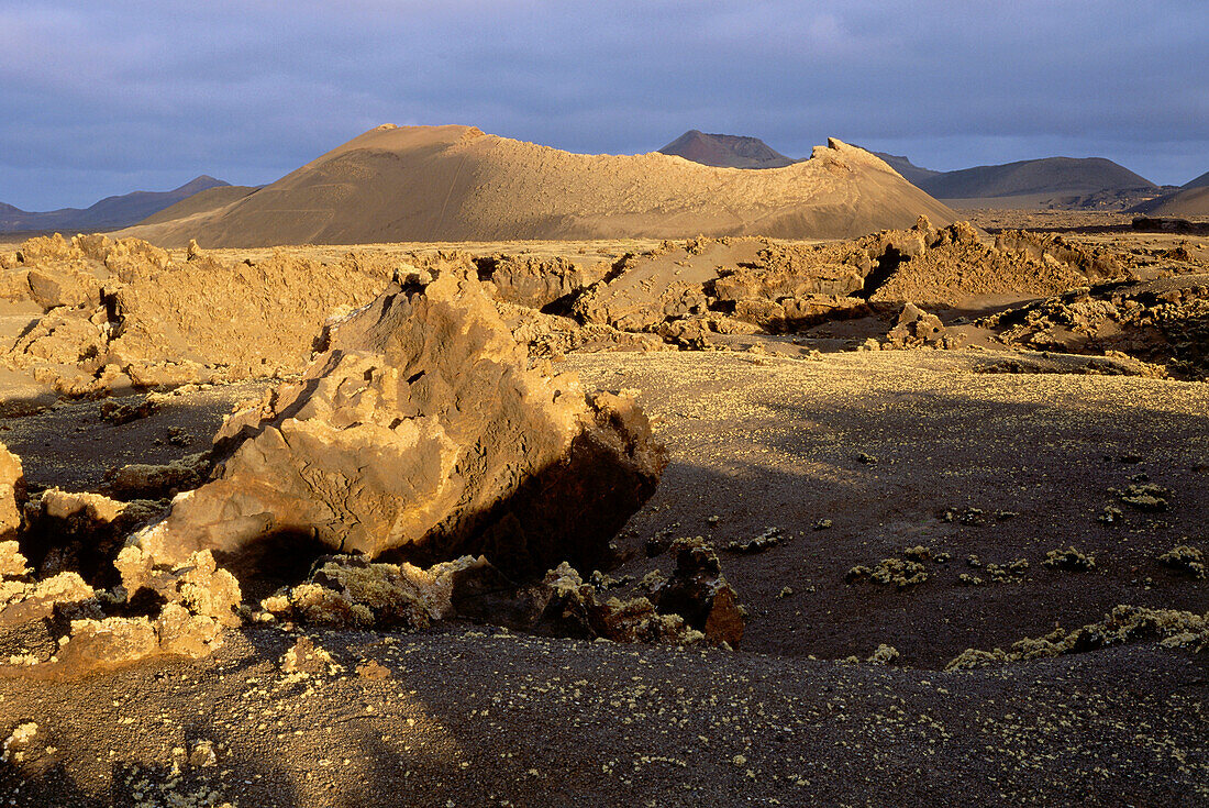 Vulkanische Landschaft mit erloschenen Kratern, Lanzarote, Kanarische Inseln, Spanien