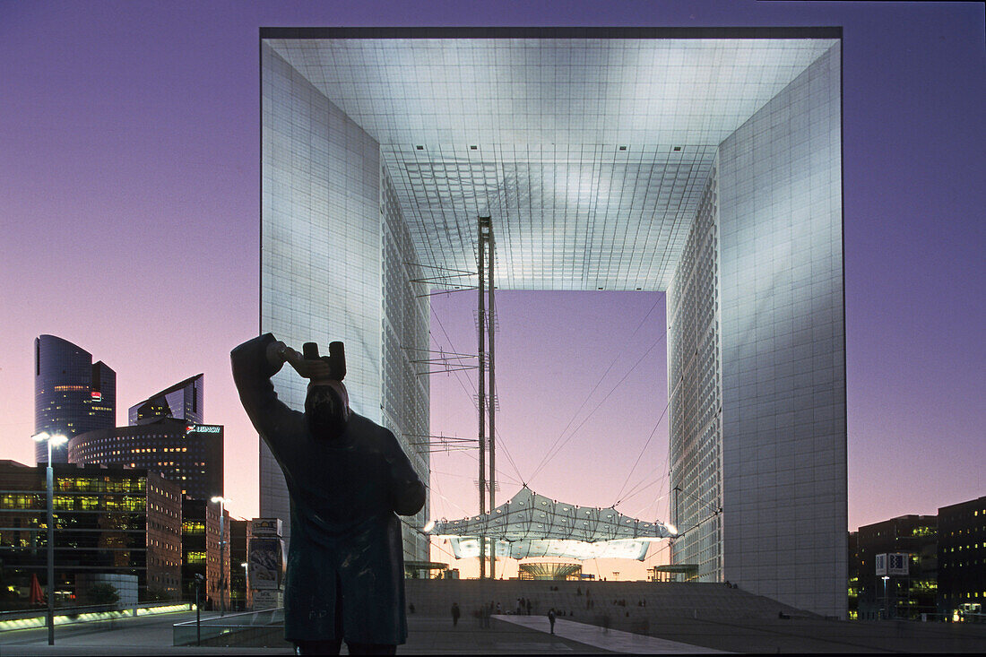 La Grande Arche am Abend, La Défense, Paris, Frankreich