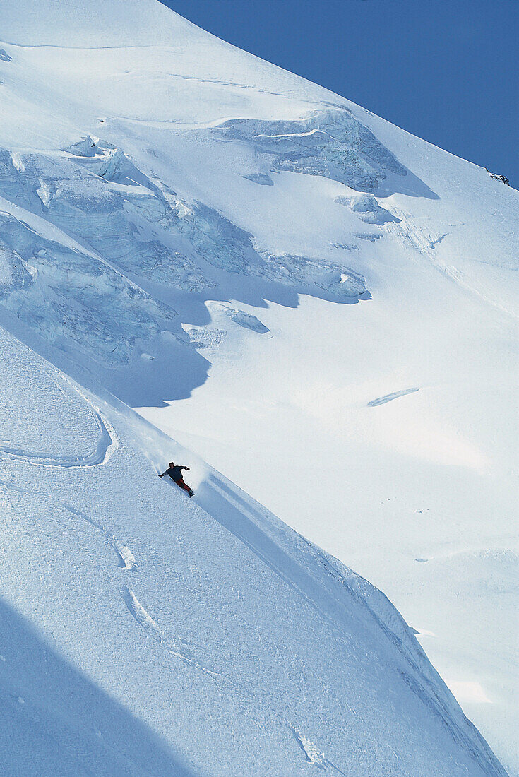 Snowboardfahrer im Tiefschnee