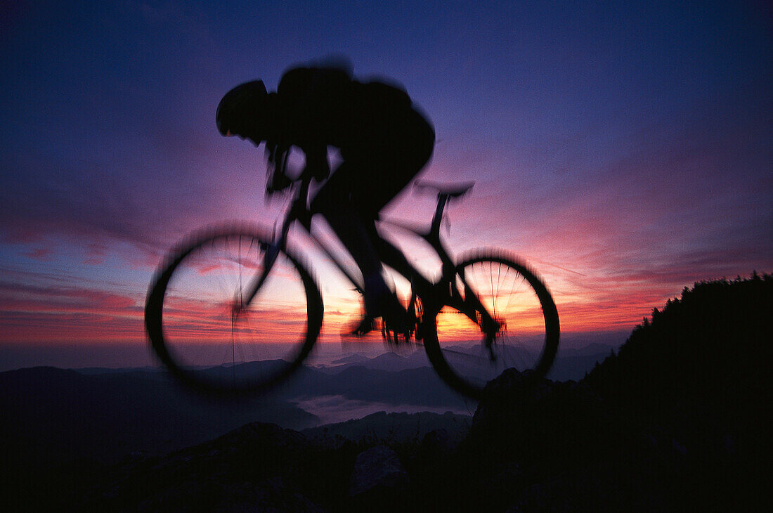 Mountainbiking, bei Sonnenaufgang Ennstal, Österreich