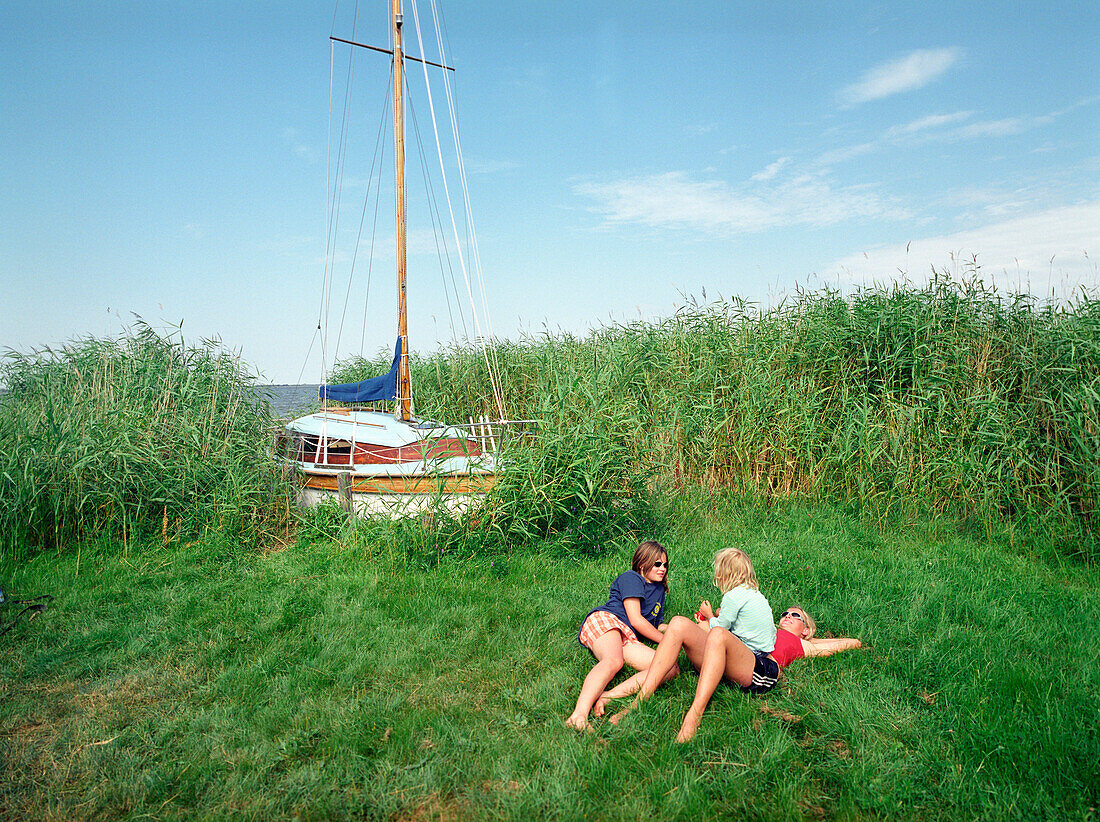 Mädchen rasten am Ufer, Bodstedter Bodden, Fuhlendorf, Fischland-Darß-Zingst, Mecklenburg-Vorpommern, Deutschland