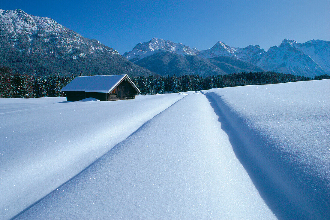Heuschuppen in Schneelandschaft, Bayern, Deutschland