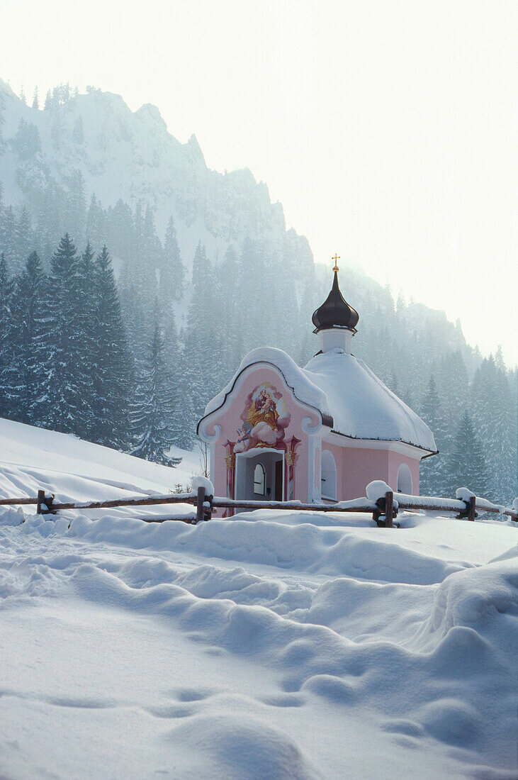 Kapelle, Winterlandschaft, Bayern, Deutschland
