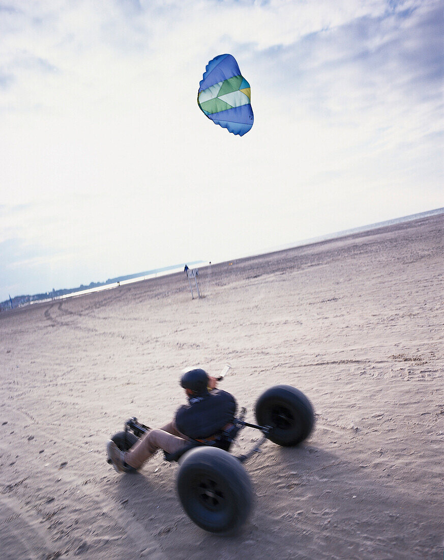 Nasa Wing Lenkdrachen zieht Beachbuggy, Strand, Warnemünde, Rostock Meck.-Pom., Deutschland