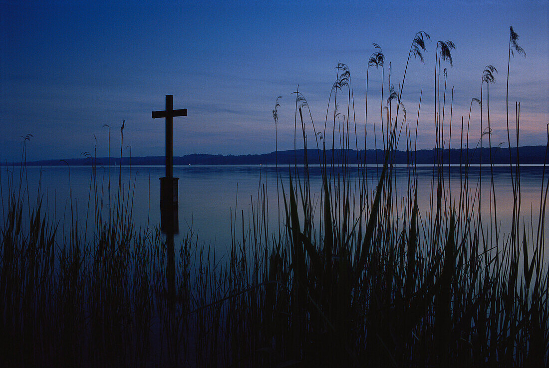 Cross of remembrance for King Ludwig II, Starnberger See, Upper Bavaria, Germany