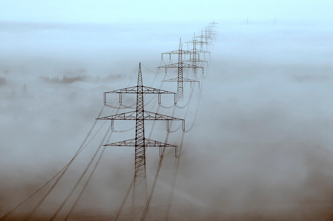 Stromleitung, Landschaft im Nebel