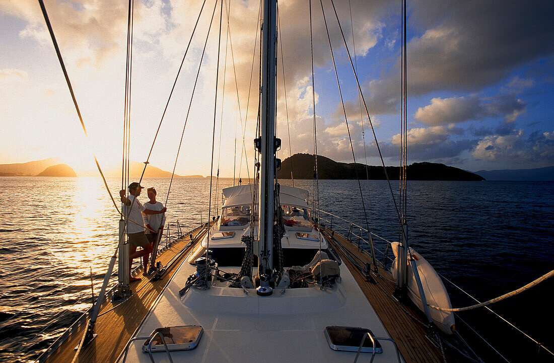 Menschen auf einem Segelboot bei Sonnenuntergang, Iles des Saintes, Guadeloupe, Karibik, Amerika