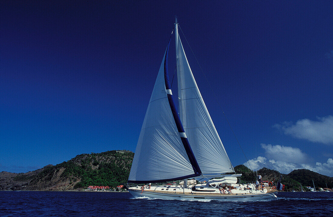 Segelboot vor der Küste unter blauem Himmel, Guadeloupe, Karibik, Amerika