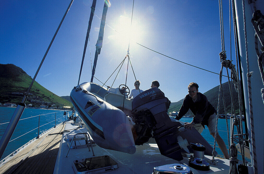 Menschen auf einem Segelboot im Sonnenlicht, Karibik, Amerika