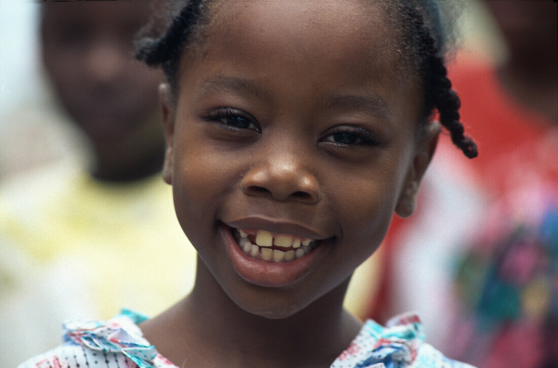 Lachendes afro-karibisches Mädchen, St. Lucia, Karibik, Amerika