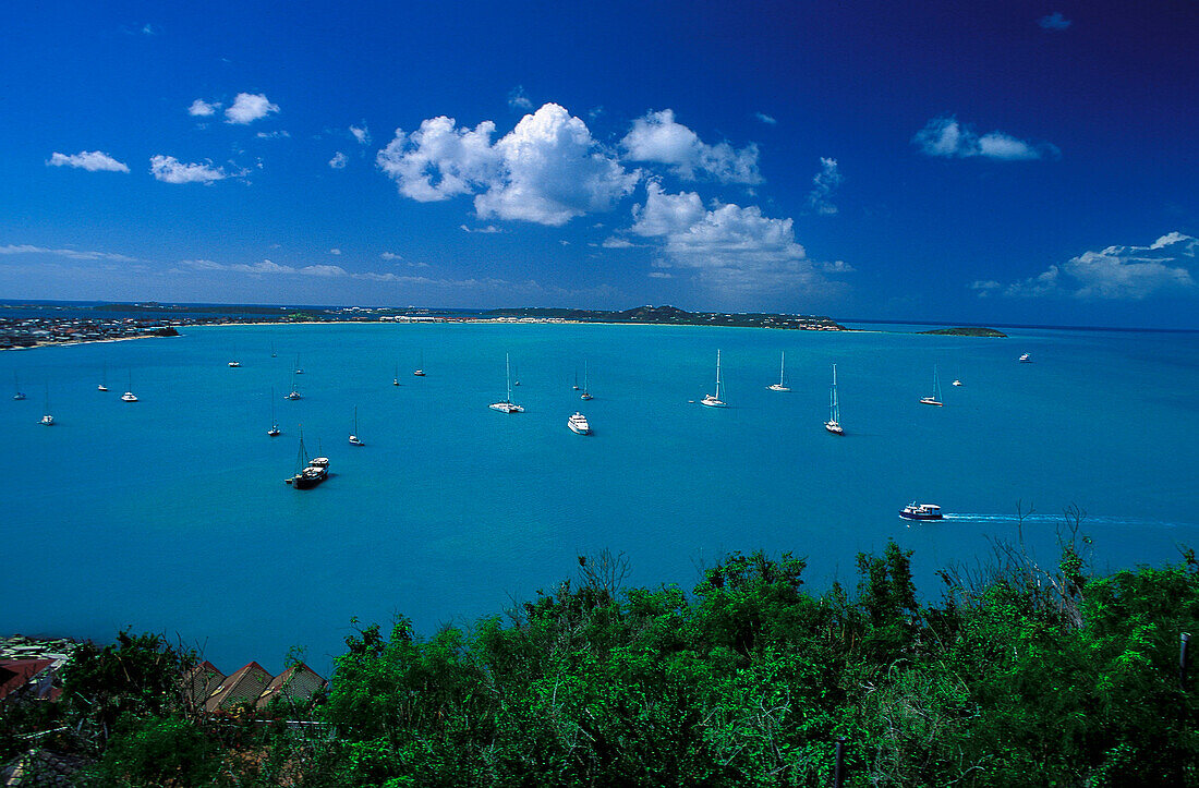 Boote in einer Bucht, St. Martin, Nettle Bay, Marigot, Karibik, Amerika