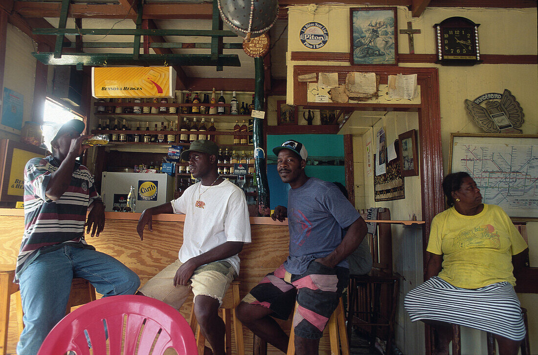 Drei einheimische Männer sitzen in einer Bar, St. Lucia, Karibik