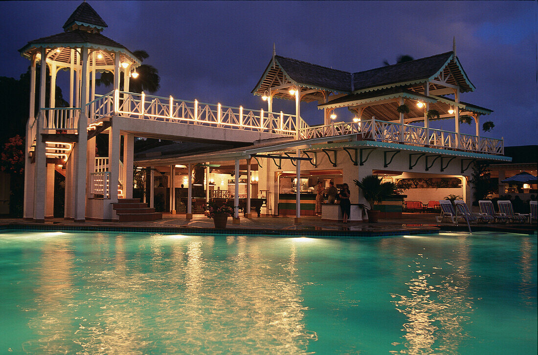 Beleuchtetes Hotel mit Pool bei Nacht, Sandals Halcyon Beach Resort, St. Lucia, Karibik, Amerika