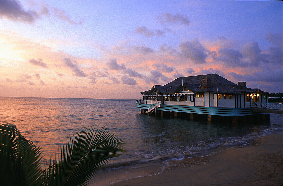 Sandals Halcyon Beach Resort bei Sonnenuntergang, St. Lucia, Karibik