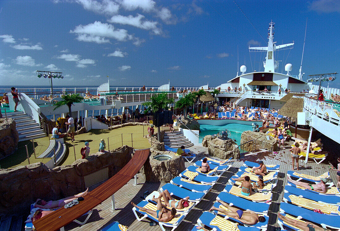 Menschen auf dem Sonnendeck, Kreuzfahrtschiff AIDA, Karibik, Amerika