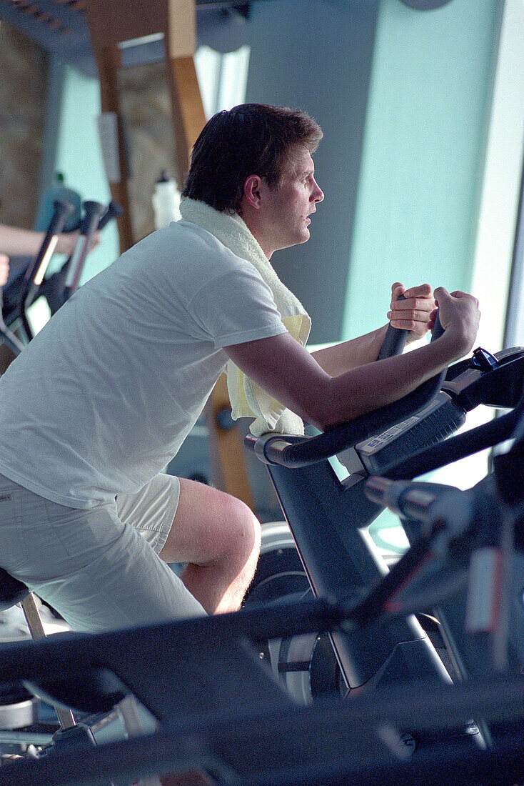 Mann trainiert im Fitnessstudio auf dem Kreuzfahrtschiff AIDA