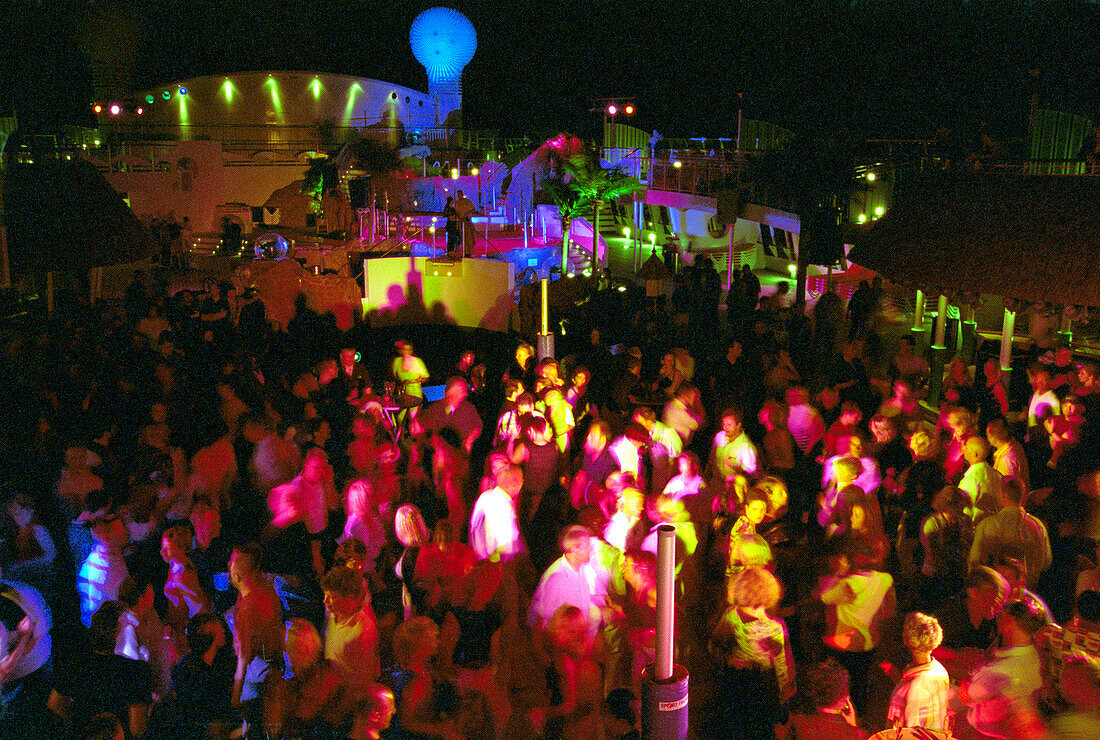 Menschen tanzen in einer Disko auf dem Deck, Kreuzfahrtschiff AIDA, Karibik, Amerika