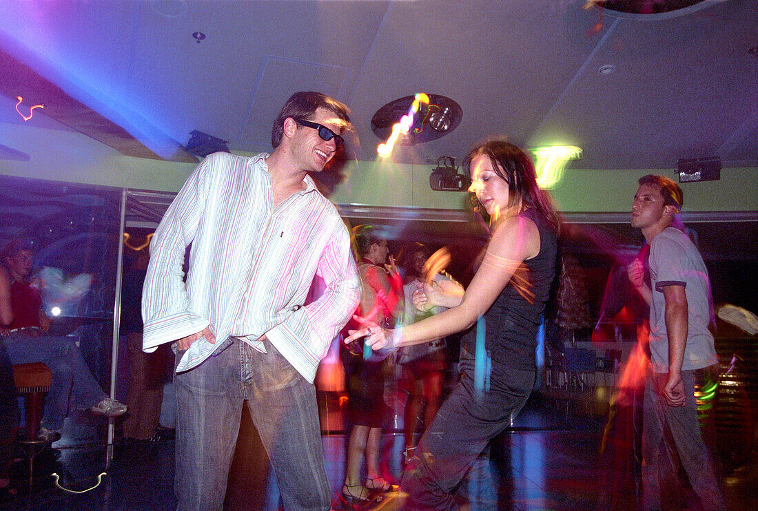 Menschen tanzen in einer Disko auf dem Kreuzfahrtschiff AIDA, Karibik, Amerika