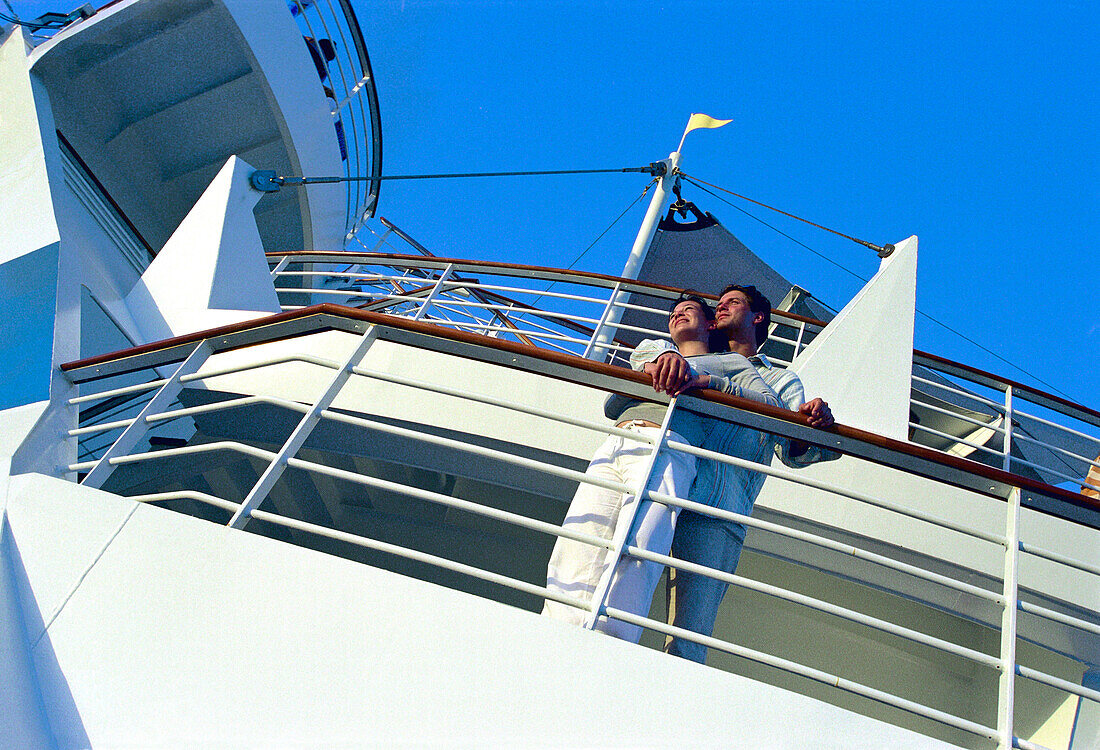 Junges Paar steht an der Reling des Kreuzfahrtschiffs AIDA, Karibik, Amerika