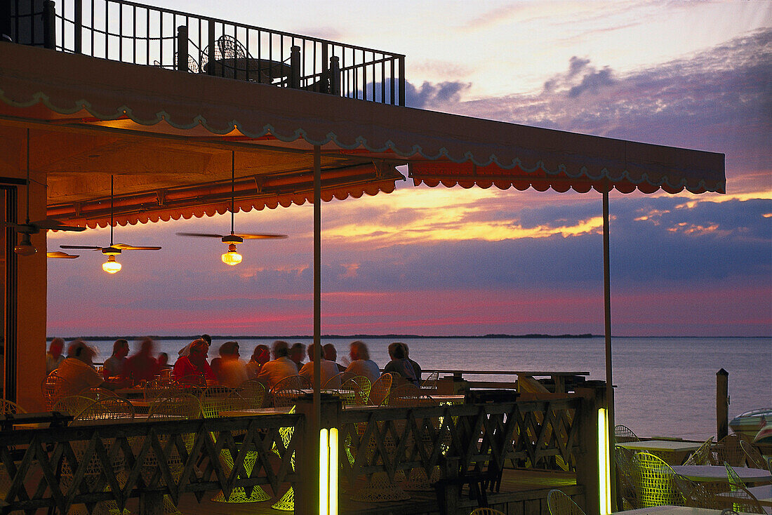 Menschen auf der Terrasse eines Restaurants am Abend, Florida Keys, Florida, USA, Amerika