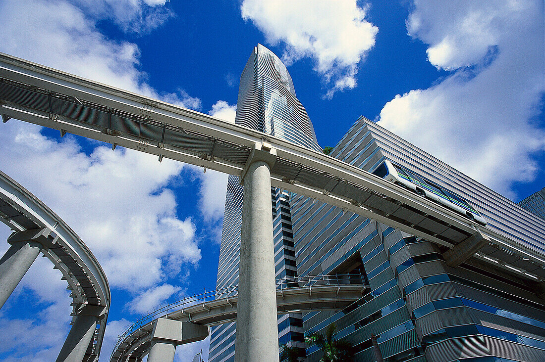 Blick von unten auf das Miami Center, Miami, Florida, USA, Amerika