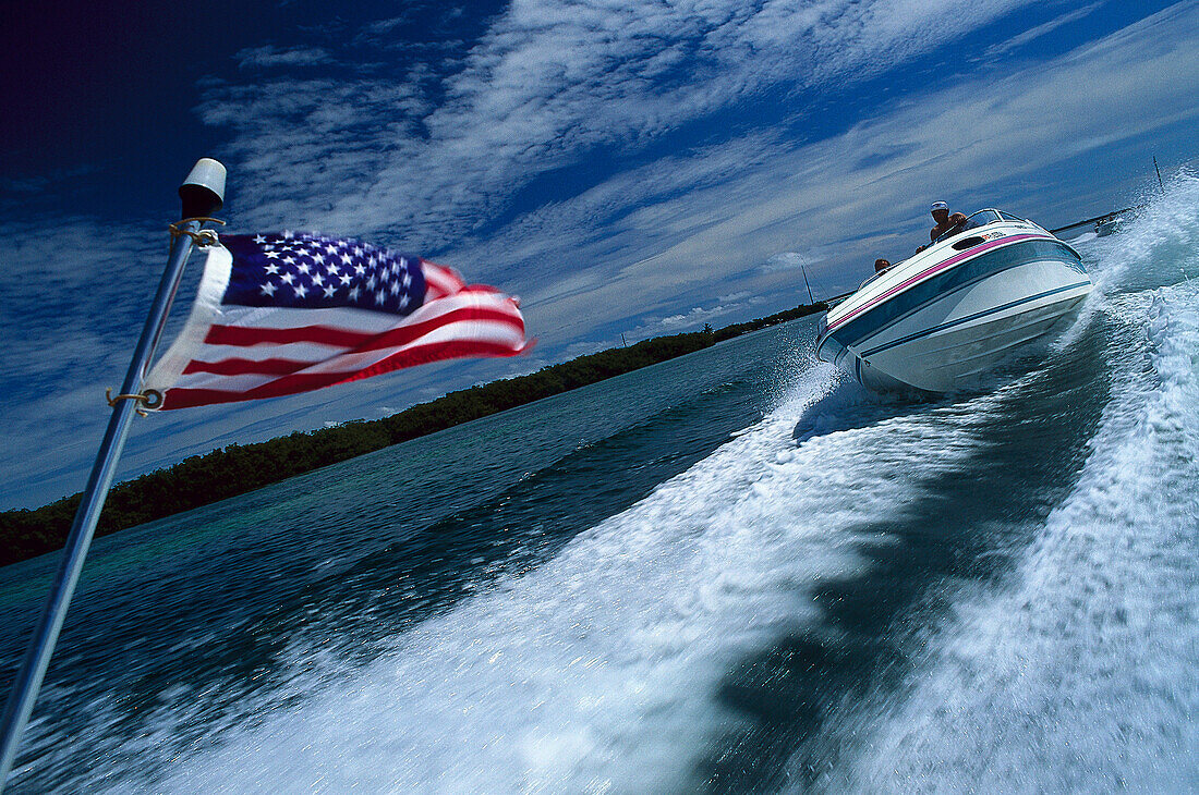 Menschen in Motorbooten auf dem Meer, Florida Keys, Florida, USA, Amerika