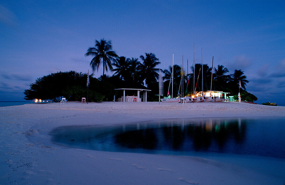 Strand auf Malediveninsel, Malediven, Indischer Ozean, Dhifushi, Ari Atoll