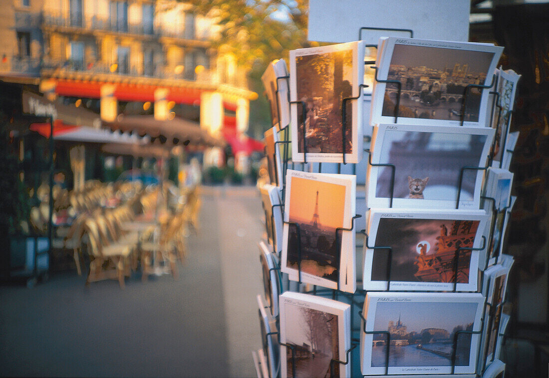Kartenständer mit Ansichtskarten, Postkarten, Straßencafe im Hintergrund, Place de la Bastille, Paris, Frankreich