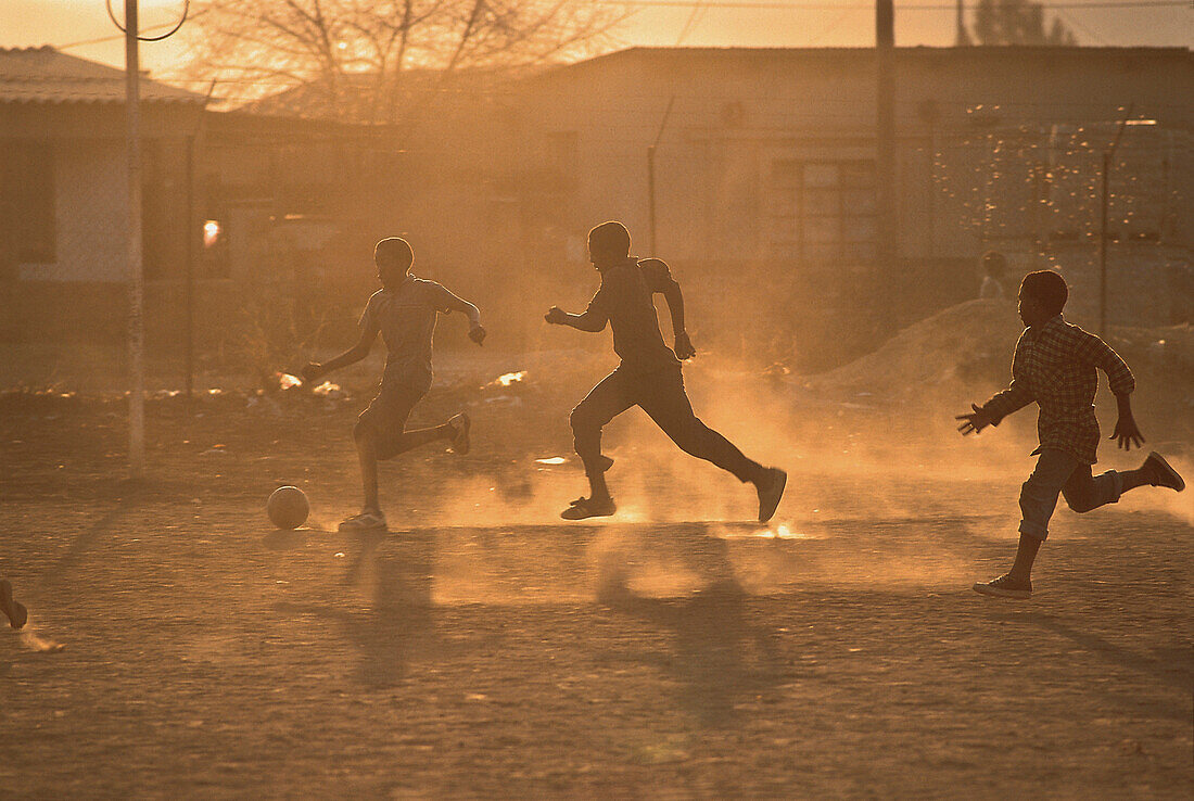 Jungen spielen Fussball, Suedafrika