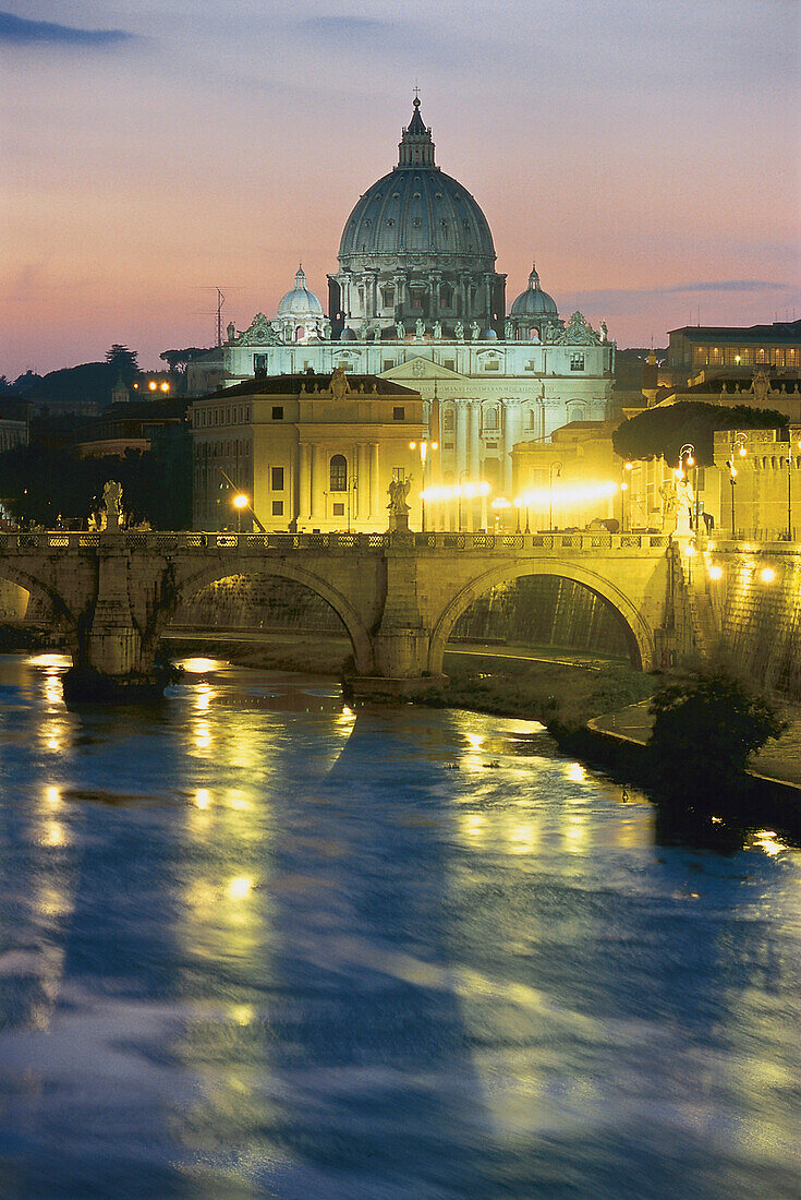 Stromschnelle in der Tiber am Petersdom, Vatikan, Rom, Italien
