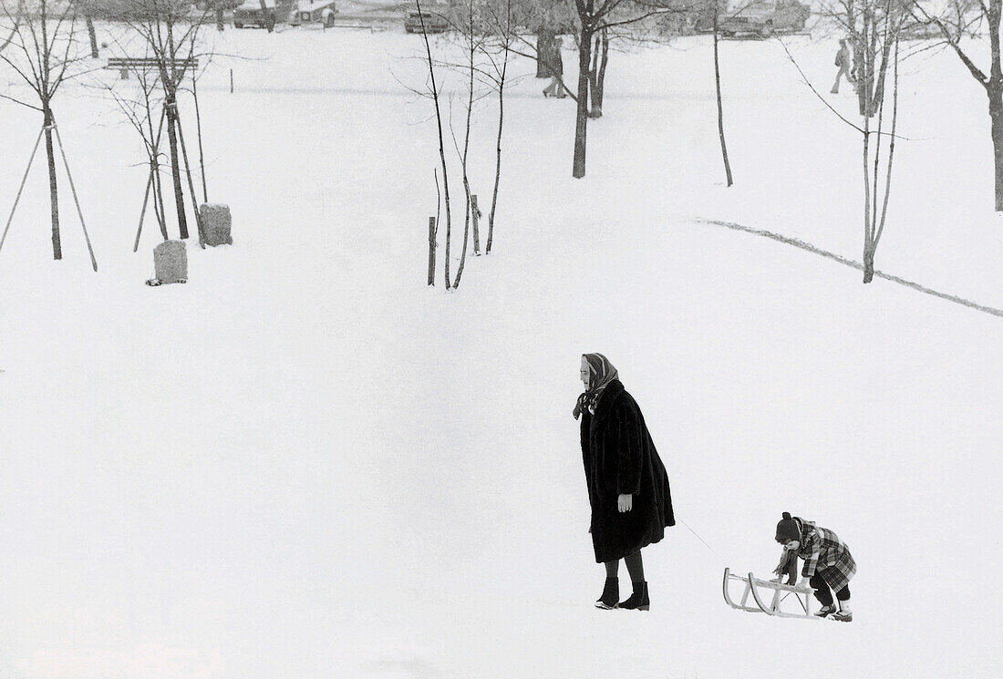Alte Frau, mit Enkelkind im Schnee