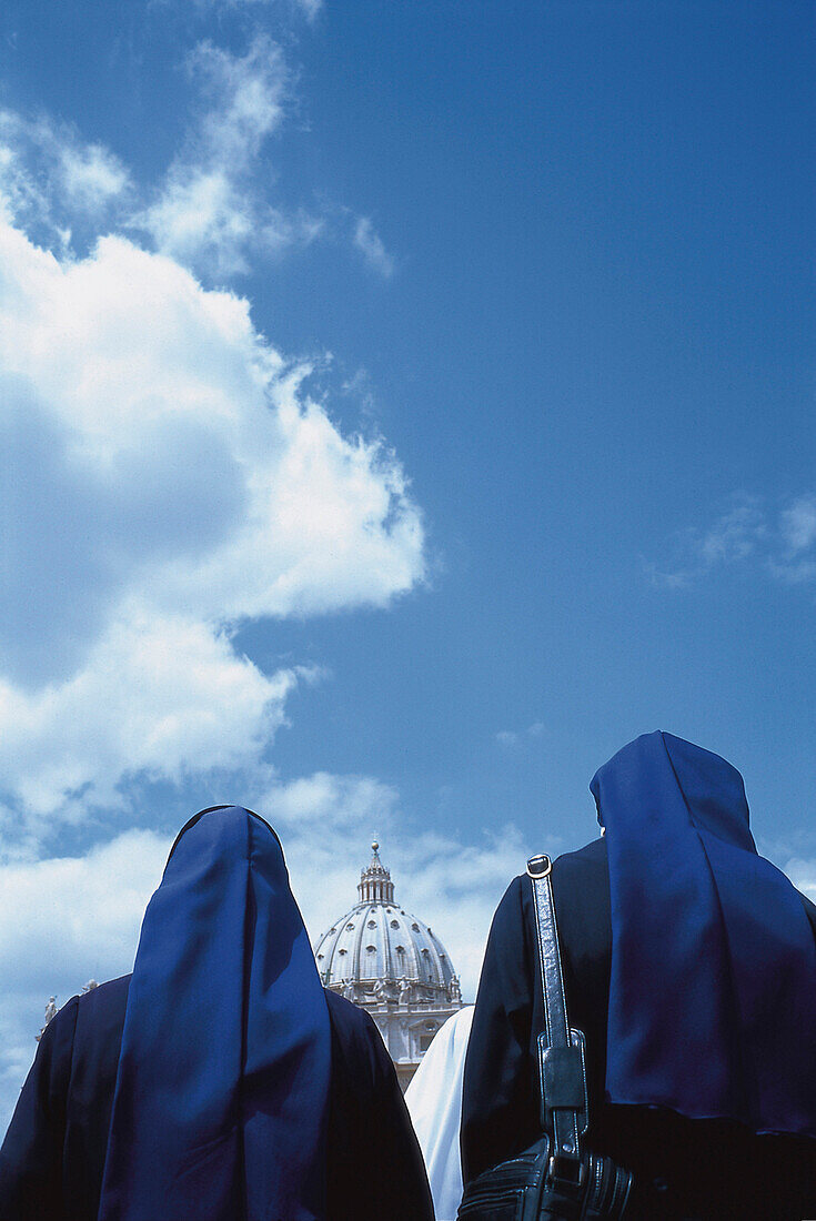 Nonnen vor dem Peteresdom, Rom, Italien