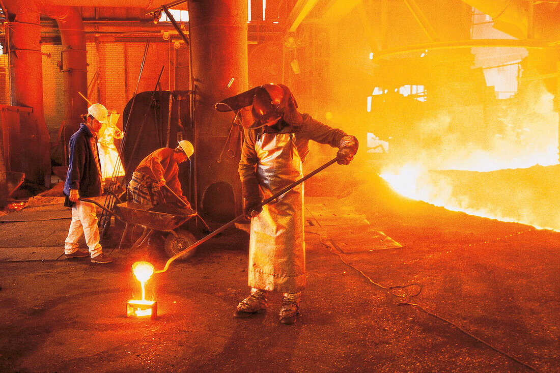 Workers in the heat of a steel mill, Maxhuette, Sulzbach-Rosenberg, Oberpfalz, Bavaria, Germany