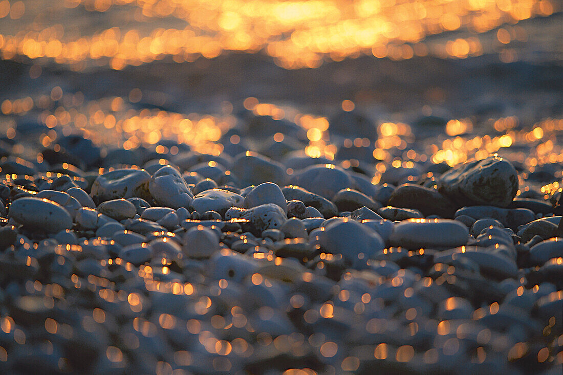 Light reflection on pebbles