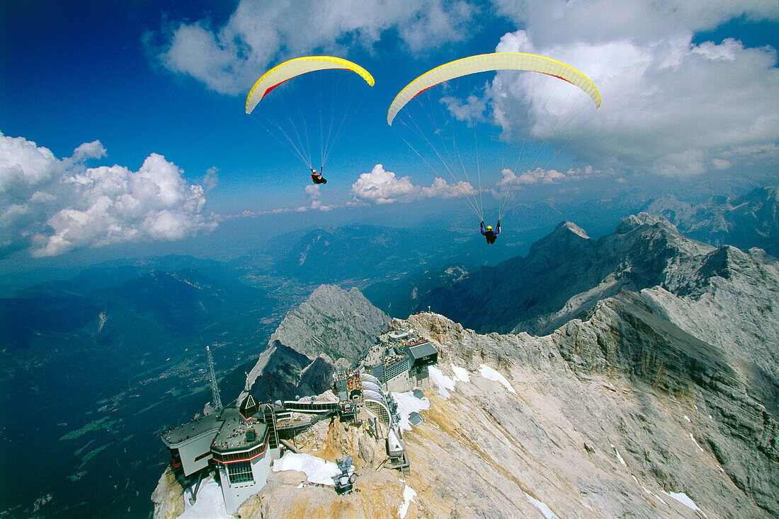 Paraglider über der Zugspitze, Deutschland