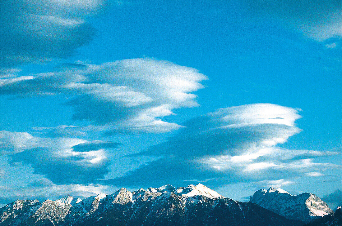 Wolken über Gebirge