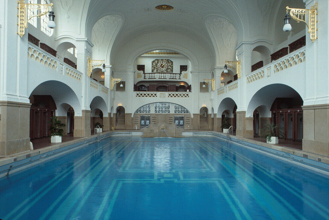 Die große Badehalle in Müllersches Volksbad, Hallenbad, München, Bayern, Deutschland