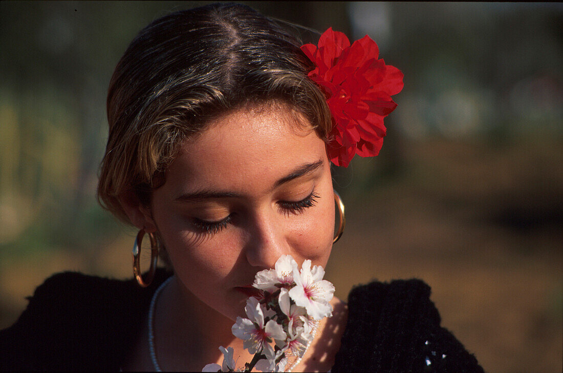 Junge Frau mit Mandelblüten, Agrigent, Sizilien, Italien, Europa