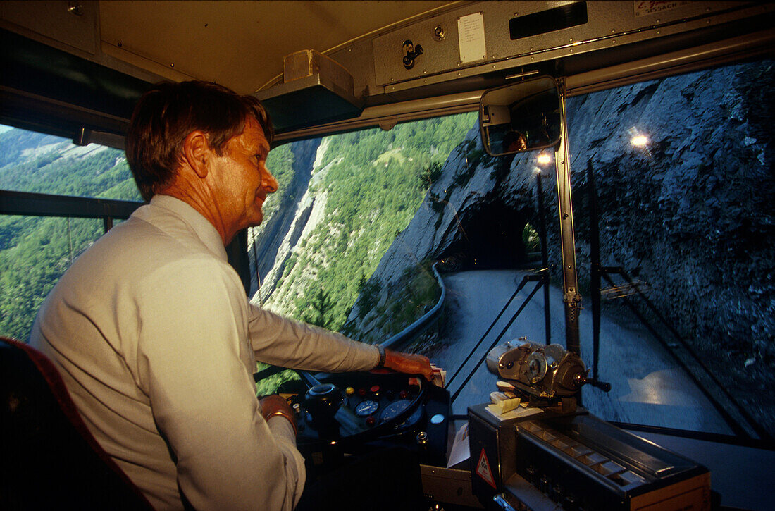 Postbus mit Fahrer, Wallis Schweiz