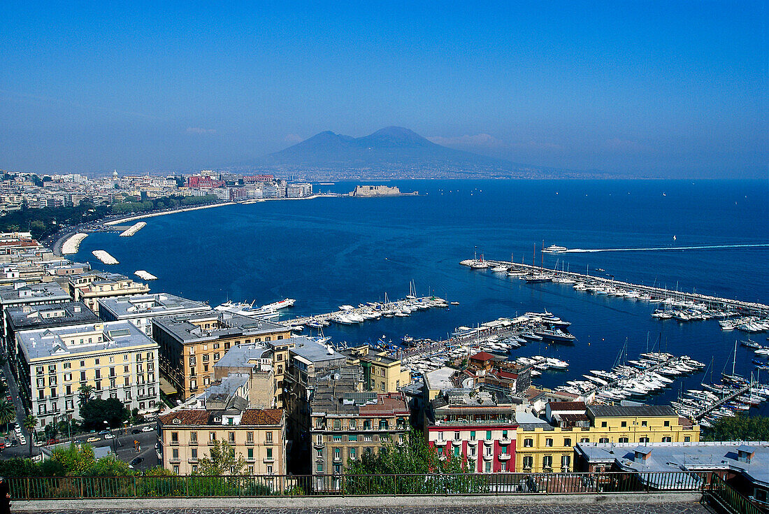 Blick über Yachthafen Mergellina in einer Bucht, Vulkan Vesuv im Hintergrund, Neapel, Kampanien, Italien, Europa
