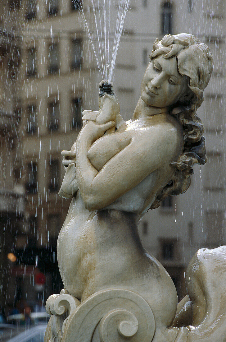 Steinfigur einer Meerjungfrau an einem Springbrunnen, Place des Jacobins, Lyon, Frankreich, Europa