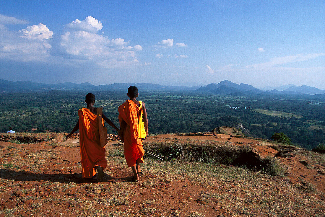 Zwei Mönche auf Sigiriya, Löwenfelsen, ein Monolith auf dem sich die Ruinen einer historischen Felsenfestung befinden, Sigiriya, Sri Lanka