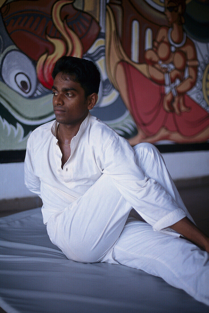 Junger Mann bei einer Yogaübung, Sri Lanka, Asien