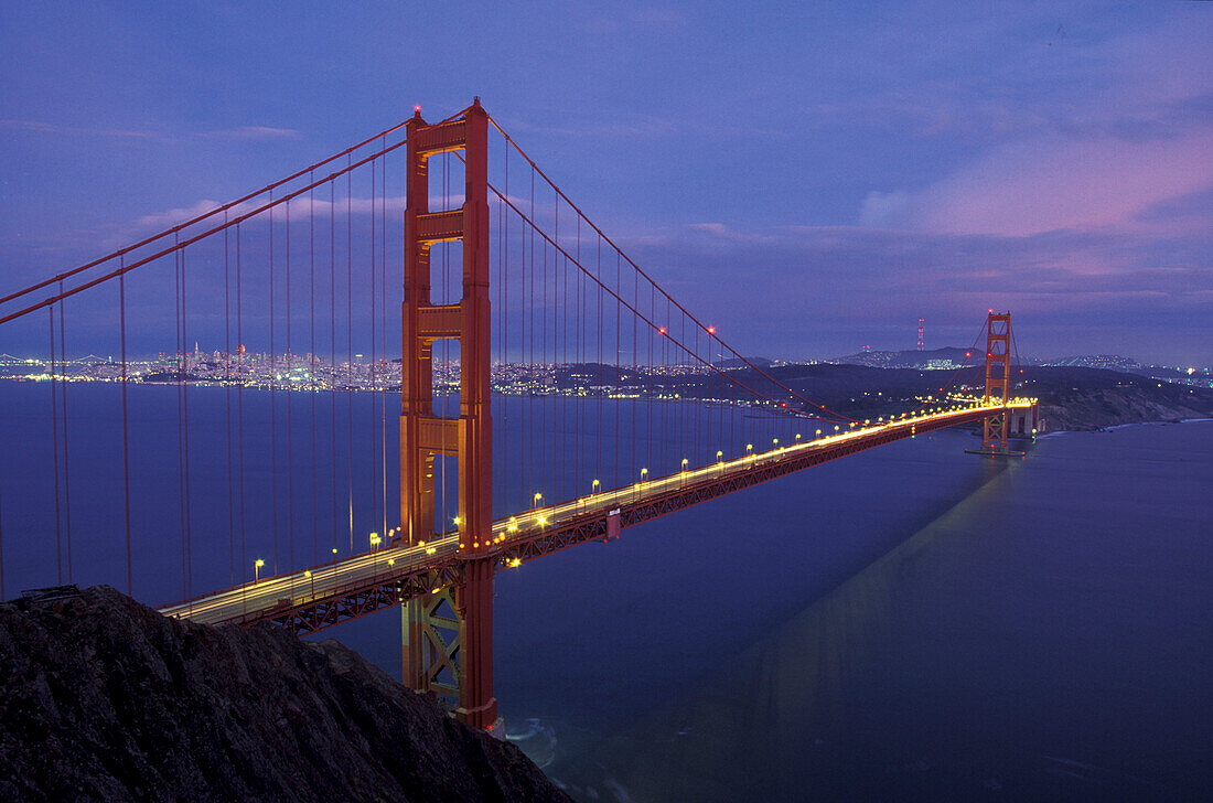 Blick auf die Golden Gate Bridge am Abend, San Francisco, Kalifornien, USA, Amerika