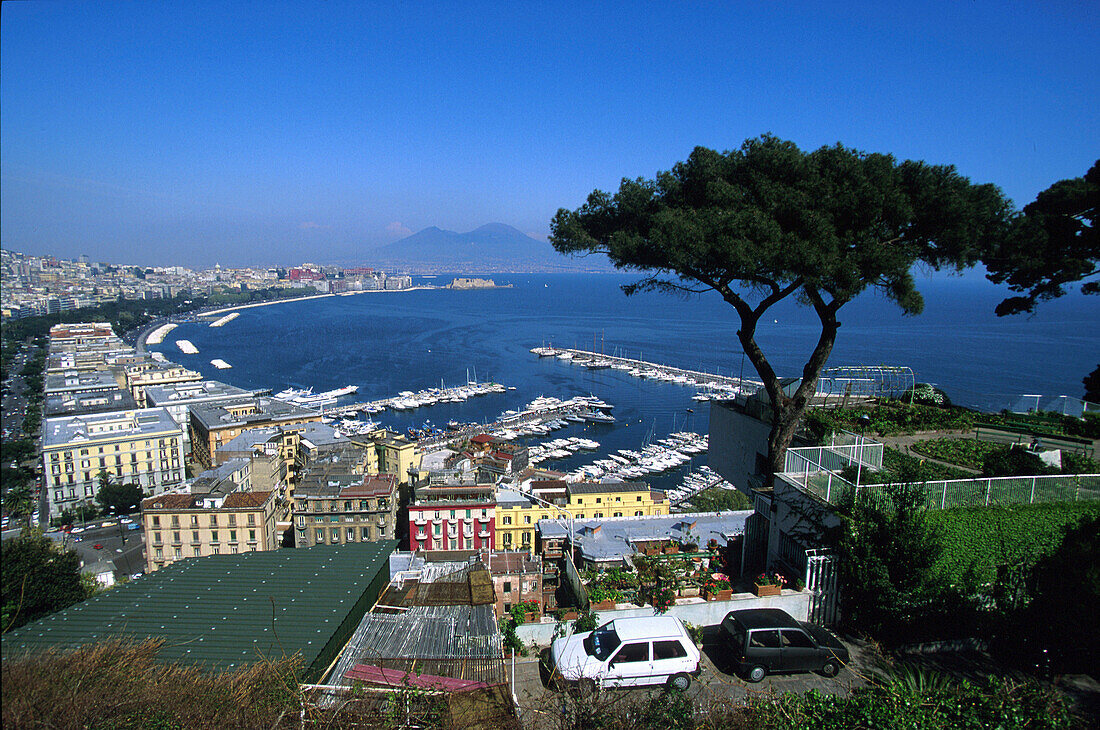 Panorama von Neapel, Vesuv, Bucht, Yachthafen Kampanien, Italien