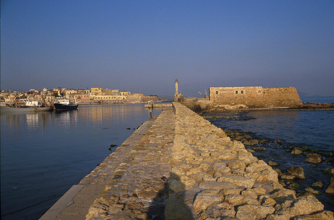 Hafenpromenade mit Blick auf die Stadt Chania, Kreta, Griechenland