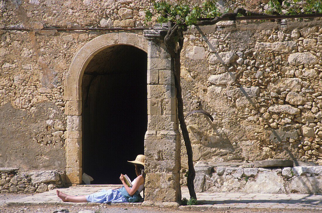 Frau liest Buch, Kloster Arkadi, Kreta Griechenland