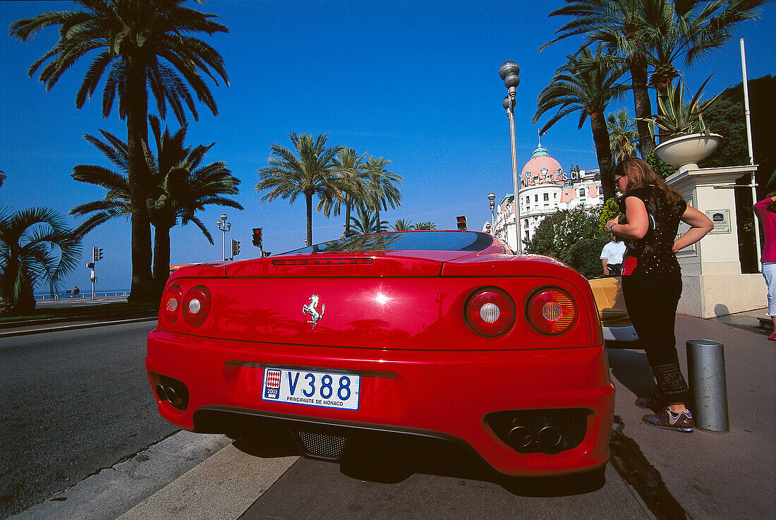 Rote Ferrari auf den Promenade des Anglais, Nizza, Côte D'Azur, Frankreich