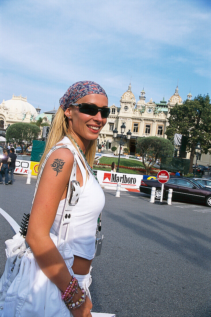 Junge Frau vor Casino, Monte Carlo, Monaco, Frankreich