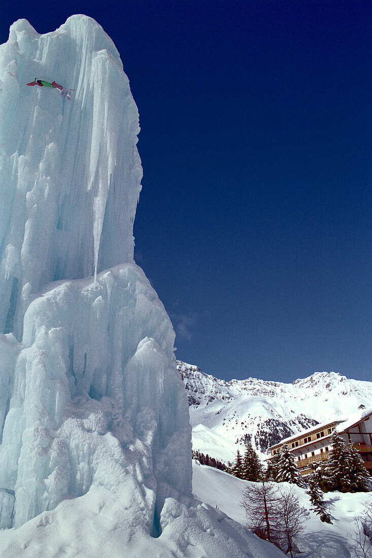 Eisklettern am künstlichen Eisturm, Sulden, Südtirol, Italien